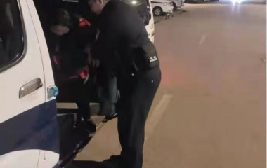 老人外出迷路，民警护送回家