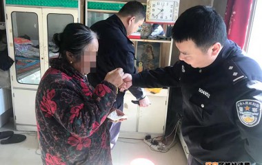 大娘粗心“丢”项链，民警细心帮找回