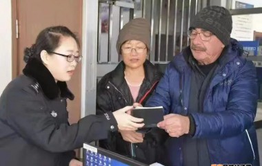 坚持把群众利益放在首位
