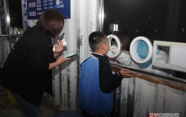 深夜，这些窗口的灯依然亮着……