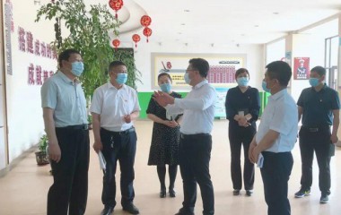 弓长岭区委副书记庚大维到雷锋小学调研指导工作