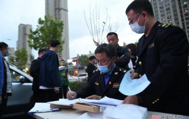清理露天烧烤摊，为何要送书？