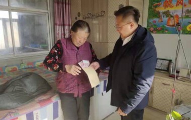 实施产业调整，带领村民共同走上富裕之路
