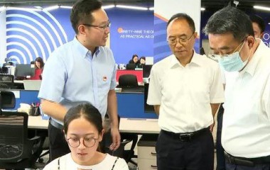 省人大常委会副主任、省总工会主席杨忠林到盘锦调研