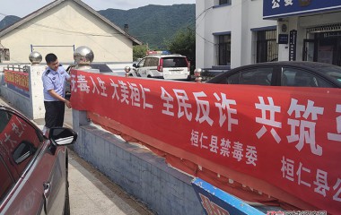 村民门口种植罂粟花，民警当场铲除
