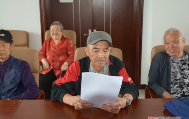 戴上纪念章，老党员热泪盈眶