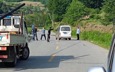 桓仁民警妥善消除脱落地面的电缆风险