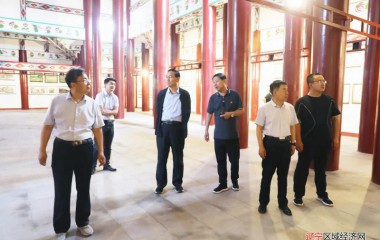 康平县人大常委会视察组对城镇绿化美化工作进行视察