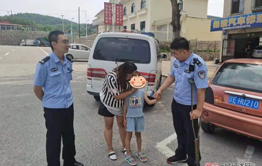 桓仁派出所民警助走失男孩找妈妈