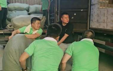盘锦河南商会首批救灾物资驰援郑州