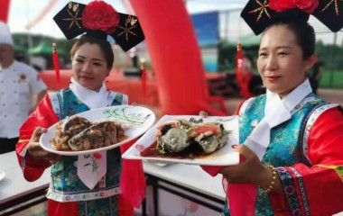 辽中首届鲫鱼文化节，村民摸鱼笑开颜