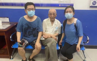 铁西民警把一夜未归走失老人送回家