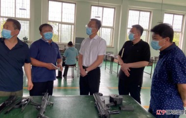 宽甸县委书记刘希明深入包扶企业调研