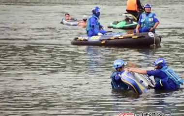 营口蓝天救援队未雨绸缪开展水域救援演练