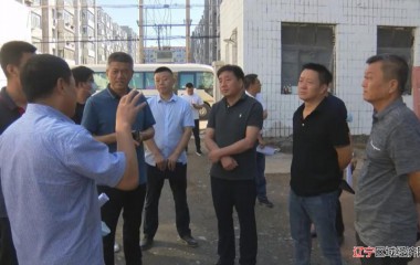 阜蒙县代县长包峰视察推进老旧小区改造工作