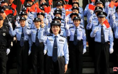 凌河警方祝伟大祖国山河锦绣、国泰民安！