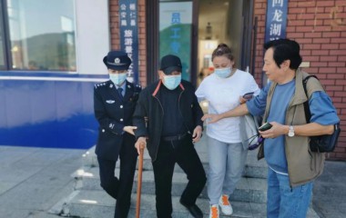 北京游客对桓仁女警察竖指称赞