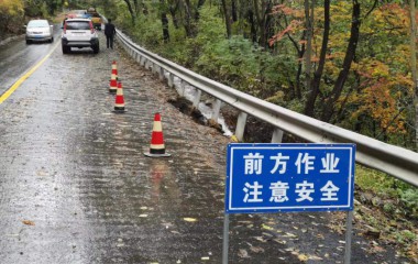 桓仁公安冒雨清除拦路大石，开辟平安路