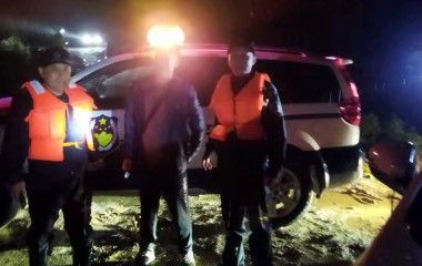 桓仁民警深夜营救被水冲走的轿车