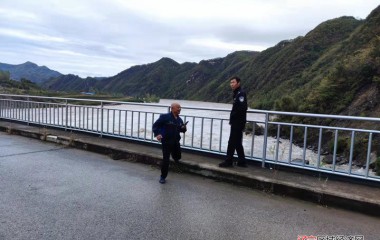 桓仁警民清除隐患保平安