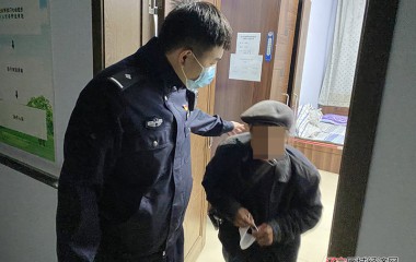 桓仁派出所护送迷路老人回家