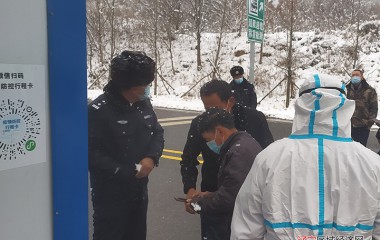 奋战在抗疫一线的桓仁治安老民警