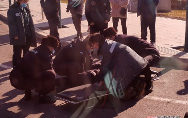 寒冬里，桓仁巡特警暖心救助车祸老人