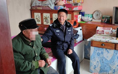 老人摔伤路人犹豫，桓仁民警：别怕，有我在！
