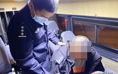 桓仁巡逻特警及时救助雪夜酒醉男子