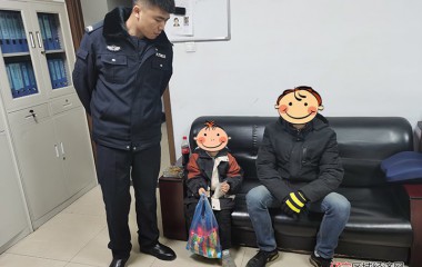 孩子困楼顶危机四伏，桓仁民警紧急救助