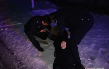 向阳派出所及时救助雪地大睡醉酒男