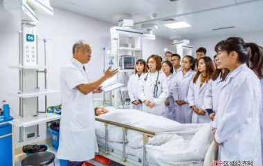 他把医者仁心奉献给需要他的老百姓
