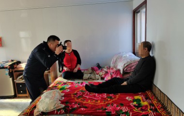 木盂子治安办为卧床病人上门办理身份证