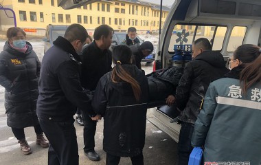 桓仁民警及时救助突发中风的独居老人