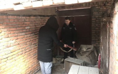 二棚甸子派出所走访排查收缴一支猎枪