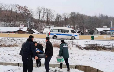 雪天路滑出车祸，民警救助解危难