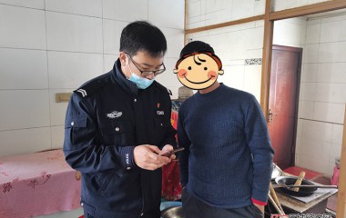 体贴入微！八里甸子派出所上门为患病老人服务