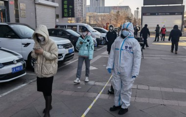 奋战在核酸检测点位的警察妈妈