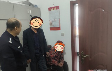 木盂子治安办救助一名走失老人