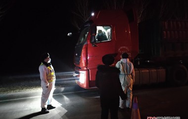 勇上抗疫一线的老民警