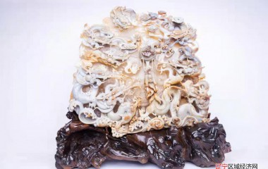 他把对美的追求融入在精雕细刻中