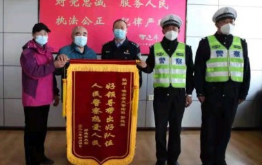 我们要找到两个年轻的民警说声“谢谢！”