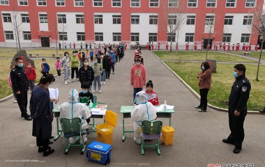 古城派出所确保校园核酸检测采样工作秩序