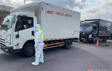 卡点货车起故障，民警相助保畅通