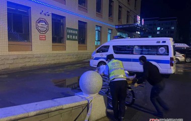 疫情封控，警车开道送患者就医