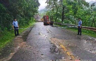 暴雨引发险情，桓仁民警冒雨化险为夷