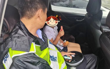 桓仁民警化身“暖男”帮小女孩找妈妈