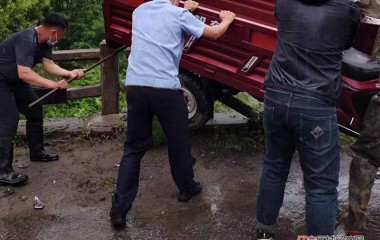 三轮车雨中侧翻，警民合力救助