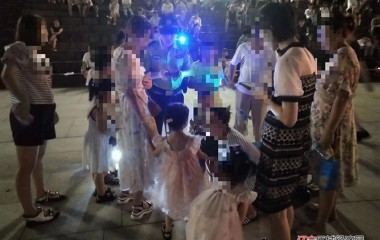 宝贝别怕，警察叔叔带你找妈妈！