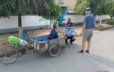 烈日炎炎，民警紧急救助中暑老人